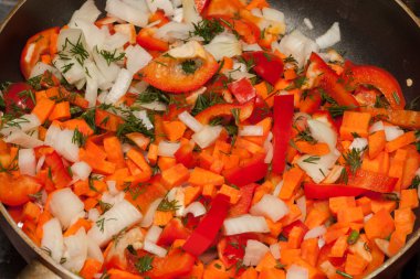 Tavada sebze karışımı