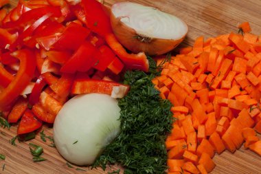 Havuçlu, dereotu, soğan ve tatlı biber
