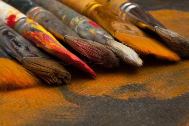 çeşitli sanatsal fırçaların tuval arka planı