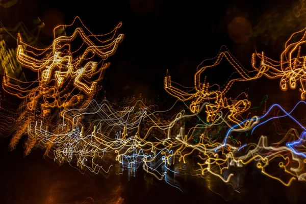 Ligne lumineuse gauche dans le ciel nocturne et phares de voiture p — Photo