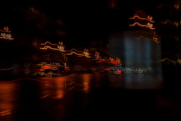 Ligne lumineuse gauche dans le ciel nocturne et phares de voiture p — Photo