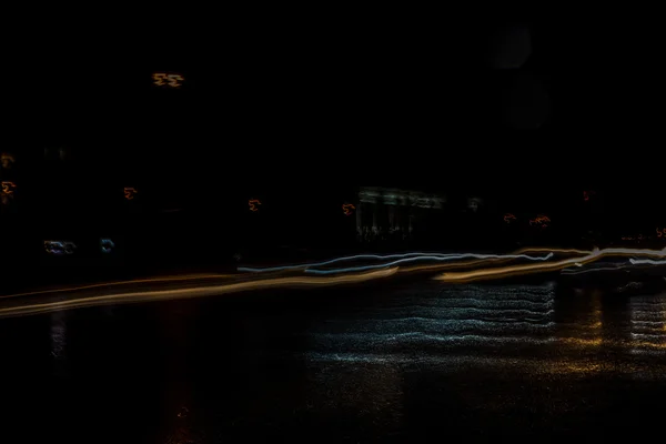Ljus linje kvar i natt himmel och bil strålkastare lampor p — Stockfoto