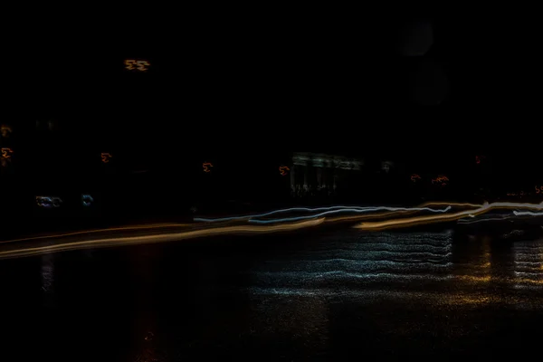 Ligne lumineuse gauche dans le ciel nocturne et phares de voiture p — Photo