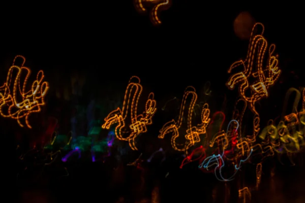 Linha de luz deixada no céu noturno e faróis do carro luzes p — Fotografia de Stock