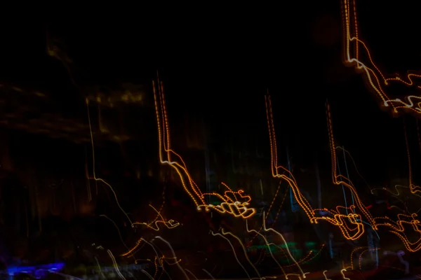Linha de luz deixada no céu noturno e faróis do carro luzes p — Fotografia de Stock
