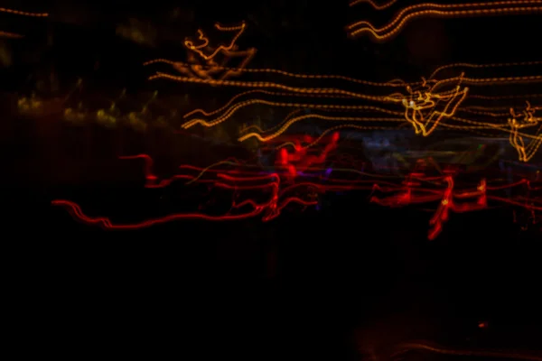 Linha de luz deixada no céu noturno e faróis do carro luzes p — Fotografia de Stock