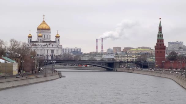 Rusia, Moscú, el Kremlin, la terraza frente al río, niebla — Vídeo de stock