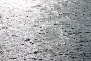 su dalgalanan ile kaplı