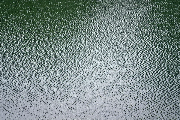 Coberto com água ondulante — Fotografia de Stock