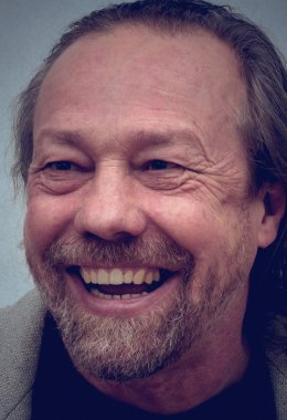 ağız açık gülen adam