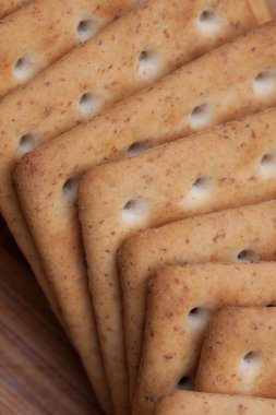 masanın üzerine kuru bisküvi