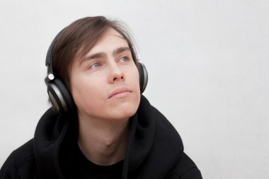 adam beyaz bir arka plan üzerinde siyah bir elbise içinde