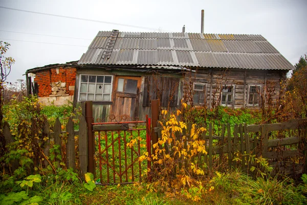 Rus köyünde eski ahşap bir ev.