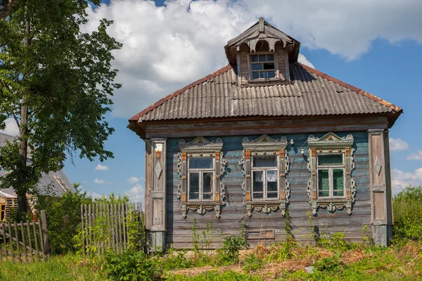 Antigua casa de madera en un pueblo ruso —  Fotos de Stock