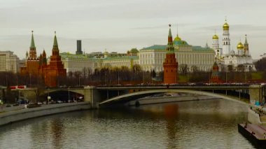 Rusya, Moskova, Kremlin, nehir ve tekne, Ivan büyük çan kulesi, köprü