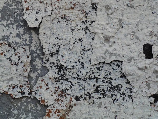 Pintura gris agrietada en una pared vieja —  Fotos de Stock