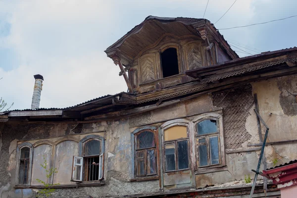 Old, ruined house, the roof and windows — Stock Photo, Image