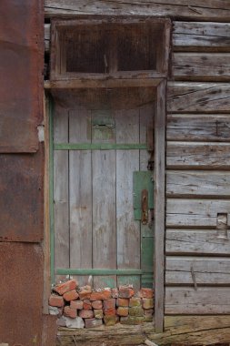 Evi çöken bir duvar eski ahşap kapı