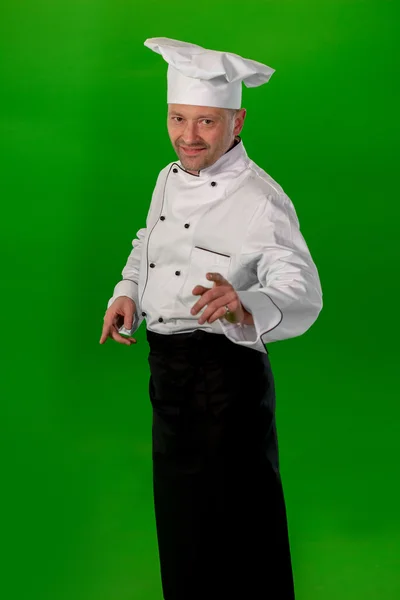 Серьезный шеф-повар стоит со скрещенными руками — стоковое фото
