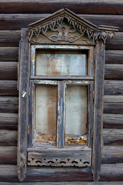 Trä fönster i en gammal herrgård — Stockfoto