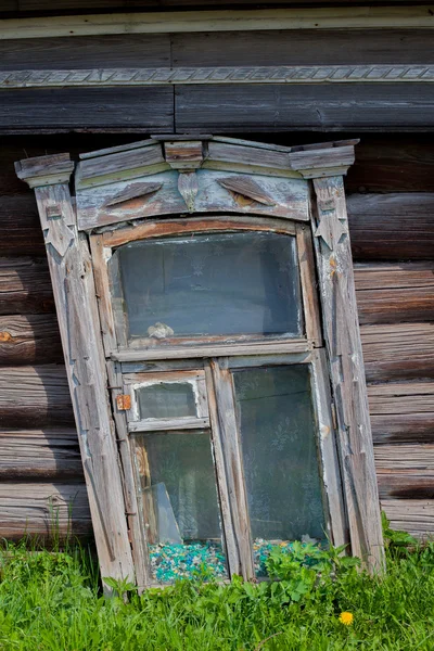 Fenêtre en bois dans une vieille maison de campagne — Photo