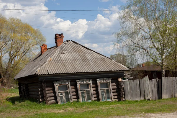 Rasidential building destroyrd по времени — стоковое фото