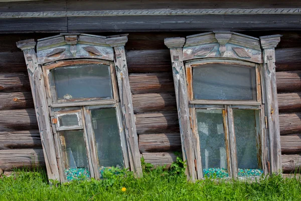 Dřevěné okno v starý venkovský dům — Stock fotografie