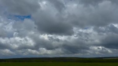 Rüzgarlı yaz günü yağmur önce