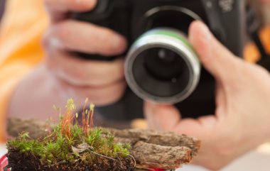 bir dijital fotoğraf makinesi holding erkek eller