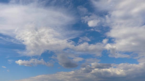 Hızlandırılmış fotoğrafçılık - bulutlar gökyüzünde uçan hızlı — Stok video