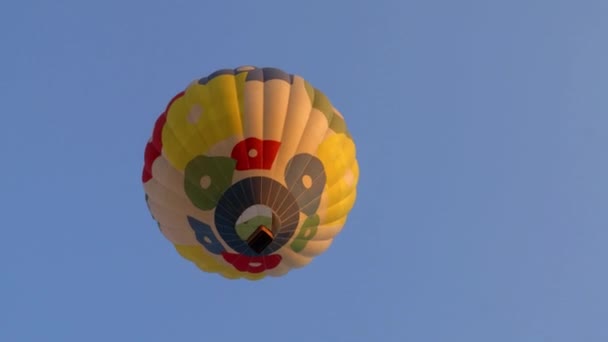 Полет воздушного шара над землей — стоковое видео