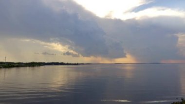 karanlık yağmur bulutları düzgün su yüzeyi üzerinde