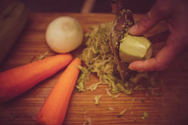 Измельченная морковь и цуккини с помощью терки — стоковое фото