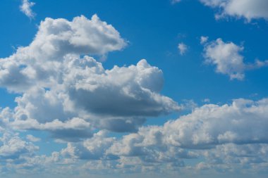 Bulutlu mavi gökyüzü