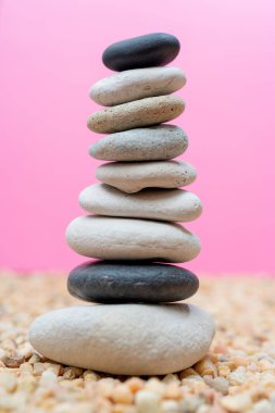 Dengesiz durumdaki çakıl yığını. Düz taşlardan yapılmış bir piramit. 