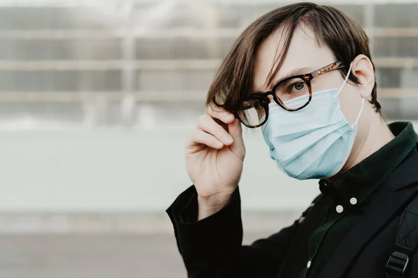 Joven Blanco Con Máscara Médica Protección Contra Coronavirus — Foto de Stock