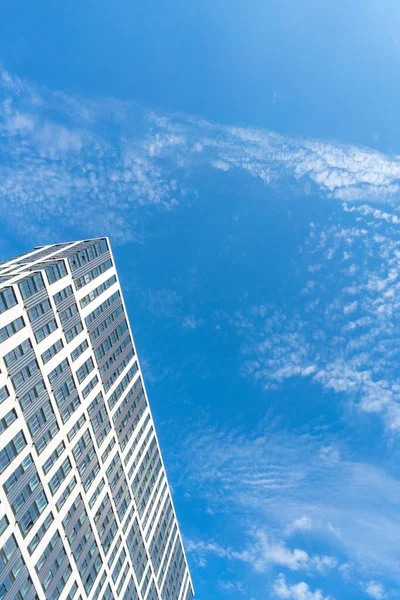 Modern Kantoorgebouw Met Blauwe Lucht — Stockfoto