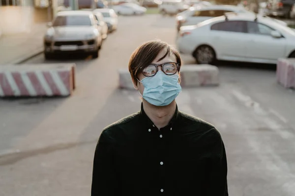 Joven Blanco Con Máscara Médica Protección Contra Coronavirus — Foto de Stock