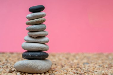 Dengesiz durumdaki çakıl yığını. Düz taşlardan yapılmış bir piramit. 