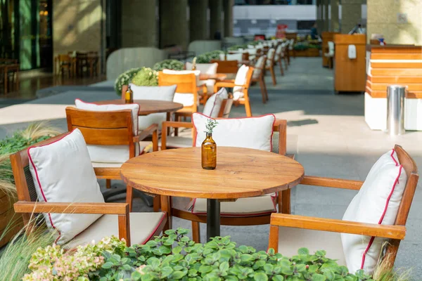 Mesas Aire Libre Interior Una Cafetería Moderna Día Verano Ciudad — Foto de Stock