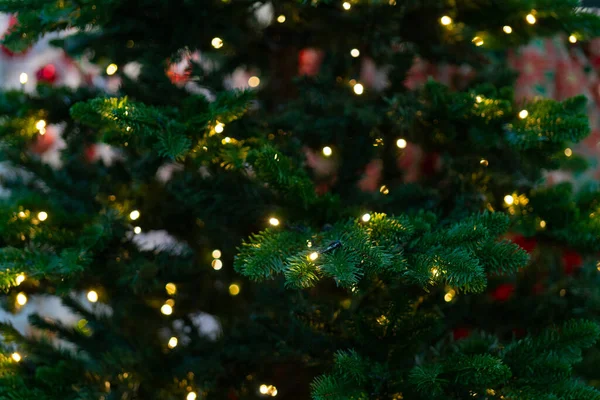 Luzes Elétricas Ramos Verdes Uma Árvore Natal Grinalda Festiva Decora — Fotografia de Stock