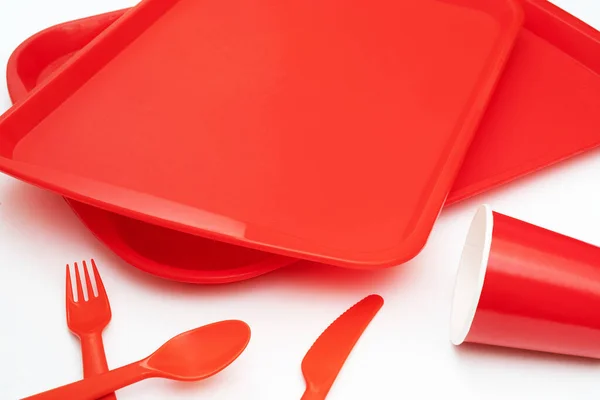 Rotes Plastikgeschirr Auf Weißem Hintergrund — Stockfoto