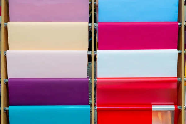Többszínű Csomagolópapír Tekercsek Vitrinben Absztrakt Háttér — Stock Fotó