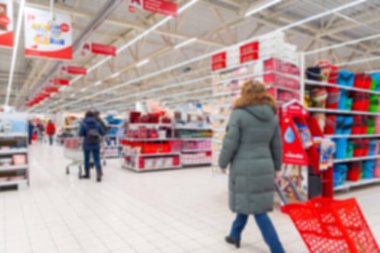 Alışveriş merkezinin ve insanların bulanık görüntüsü