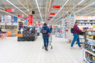 Alışveriş merkezinin bulanık görüntüsü ve süpermarketteki insanlar
