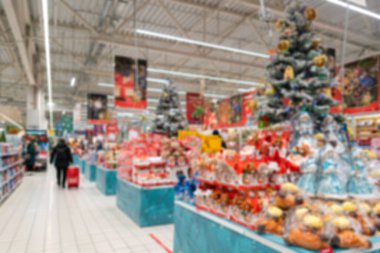 Alışveriş merkezinin ve insanların bulanık görüntüsü