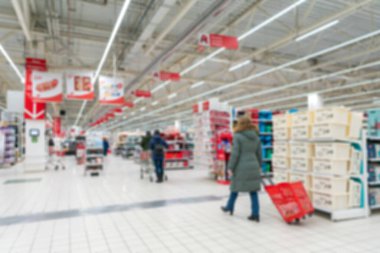 Alışveriş merkezinin ve insanların bulanık görüntüsü