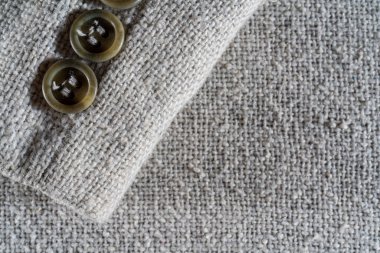 Gri ve beyaz yün kumaş yığınını kapat