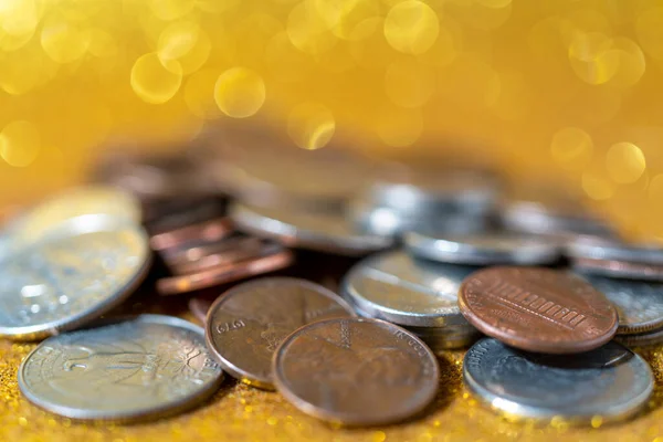Monedas Sobre Fondo Dorado — Foto de Stock