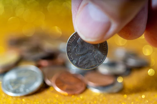 Mano Sosteniendo Monedas Sobre Fondo Dorado — Foto de Stock